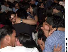 Besos masivos en Manila.