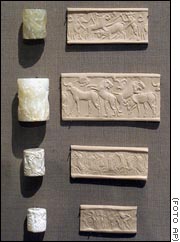 La muestra tambin recoge sellos cilndricos y rectangulares.