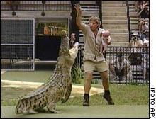 Irwin en el momento de alimentar al cocodrilo con su beb en el brazo.