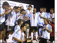 Los jugadores argentinos celebran la obtencin del ttulo.