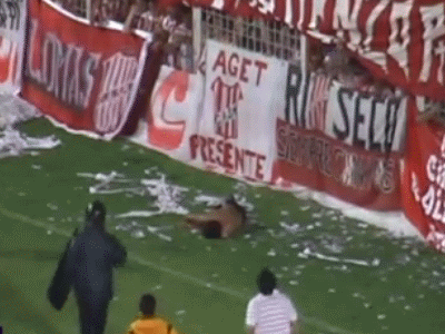 Video: Hincha de futbol cayó 10 metros de un alambrado y se perforó los pulmones