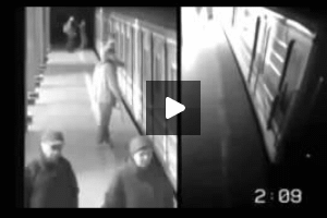 Video: cae a las vías y sobrevive tras el paso de dos trenes