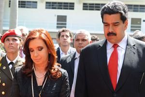 Aseguran que Cristina Kirchner fue la encargada de entregar el testamento político de Chávez