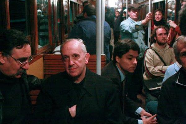 Las fotos que muestran al Papa viajando en ómnibus y en subterráneo 2