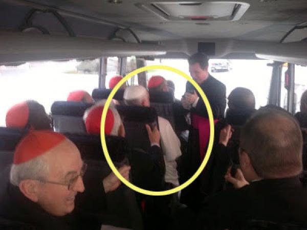 Las fotos que muestran al Papa viajando en ómnibus y en subterráneo