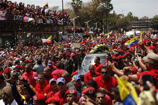Miles de personas acompañan el cortejo fúnebre de Chávez
