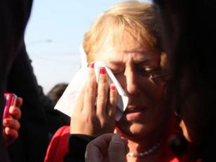 Video > Chile: estudiante escupió a Bachelet