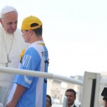 El Papa Francisco subió al papamóvil a un joven Down