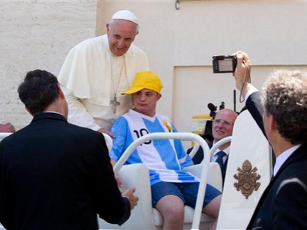 El Papa Francisco subió al papamóvil a un joven Down