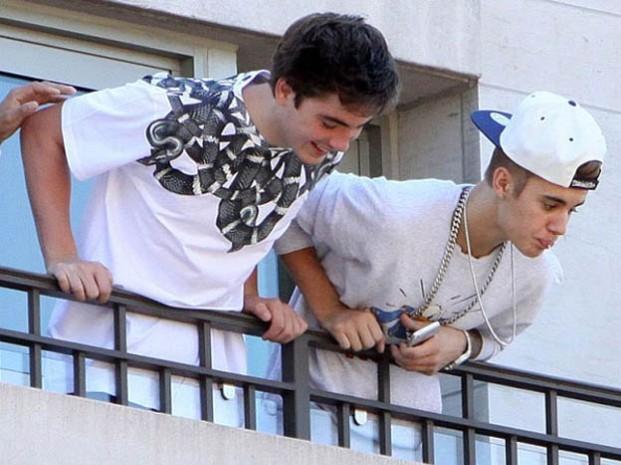 Video : Justin Bieber escupiendo a sus fans desde el balcón