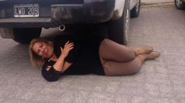 Foto: Lilita Carrió debajo de una camioneta, escondiéndose de Aníbal Fernández