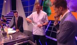 EN VIVO POR TV: SE QUITARON UN PEDAZO DE MUSCULO LO COCINARON Y LO COMIERON