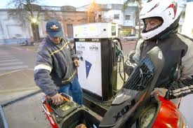 NO LE VENDERAN NAFTA A LOS MOTOCICLISTAS QUE NO TENGAN CASCO