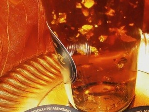 UNA CERVEZA QUE CONTIENE PARTICULAS DE ORO PURO