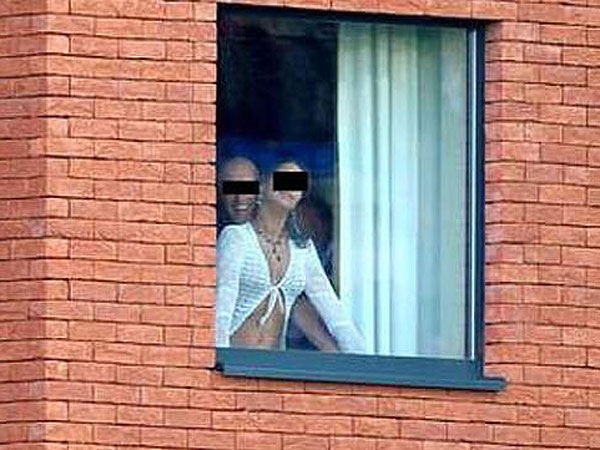 PAREJA HACE EL AMOR FRENTE A UN ESADIO LLENO DE HINCHAS