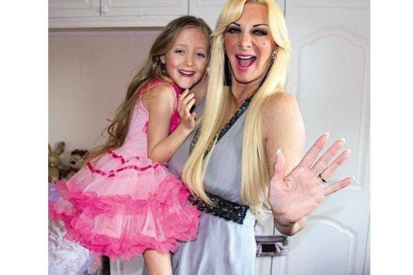 CON TAN SOLO 7 A�OS SU MADRE LE REGALO LA OPERACION DE LOLAS