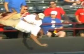 VIDEO - MUERE POR INTENTAR ATAJAR PELOTA DE B�ISBOL EN PLENO PARTIDO