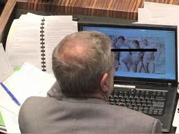 ESTUDIO : TODOS LOS HOMBRES MIRAN PORNO