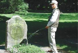 AUTOR CHILENO ORINA EN LA TUMBA DE BORGES PARA "HOMENAJEARLO"