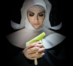 Un helado de agua bendita y absenta con forma de pistola