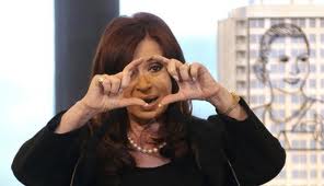 CRISTINA PESIFICA SUS AHORROS EN DOLARES Y ACONSEJO QUE ES MAS RENTABLE TENERLOS EN PESOS