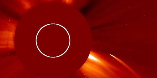 ¿Cómo se desintegra un cometa cerca del sol?