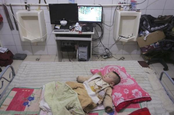 FAMILIA VIVE EN UN BA�O PUBLICO DESDE HACE 6 A�OS