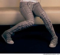 UN JEAN CON ZAPATILLAS INCLUIDAS