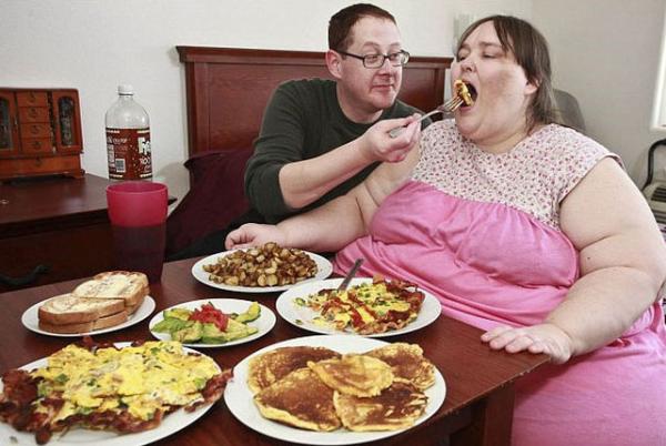 MUJER OBSESIONADA CON LLEGAR A PESAR 730 KILOS