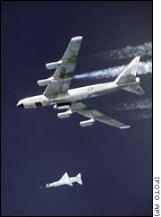 El pequeo avin experimental X-43A, (abajo), montado sobre un cohete Pegasus, momentos despus de separarse del bombardero B-52 modificado.