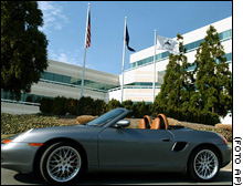 El Porsche Boxter S estacionado frente a la sede de AOL.