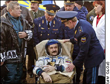 El ruso Kaleri (centro) tras llegar a la Tierra.