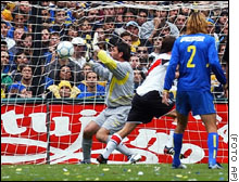 Cavenaghi (centro) hace el gol que le dio la victoria a River en el estadio de Boca.