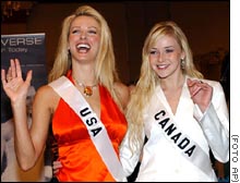 Shandi Finnessey, Miss Estados Unidos, y Venessa Fisher, Miss Canad.