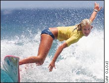 Bethany Hamilton en una competici�n de surf en agosto de 2003 en Hawai.