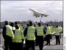El Concorde aterriza en el aeropuerto de la ciudad brit�nica de Birmingham como parte de su tour de despedida organizado por British Airways.