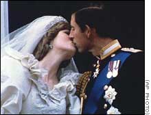Besos como los que alguna vez se prodigaron el pr�ncipe Carlos y la princesa Diana son motivo de felicidad suprema para los s�bditos de la corona brit�nica.