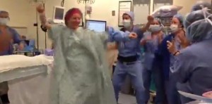 Video: Mujer baila en el quirofano con personal médico antes de cirugía