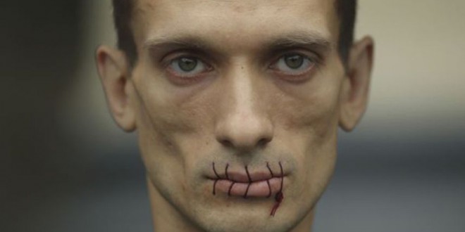 Artista ruso se clava con un martillo sus testículos en la Plaza Roja de Moscú