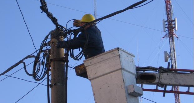Equipos del Gobierno fiscalizan la restitución del servicio eléctrico