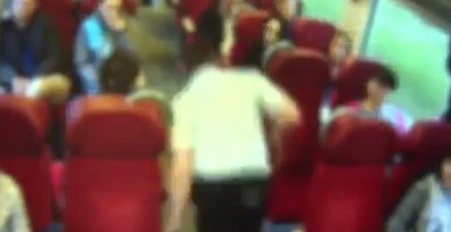 Video: Conductor de tren corrió por los vagones para alertar a los pasajeros de un choque inminente