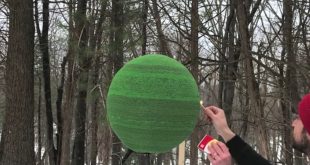 Video: Tardó un año en armar una bola gigante con 42 mil fósforos y la prendió fuego