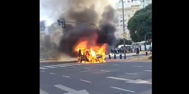 Una camioneta se prendió fuego en plena Avenida 9 de Julio