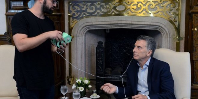 Macri recibió a emprendedores que crearon una aplicación de realidad virtual para dejar de fumar