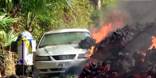 Video: El momento justo cuando la lava consume a un vehículo