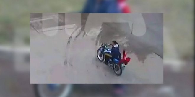 Video: una nena cae sin casco de una moto que manejaba su madre