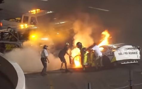 Video: Se incendió el auto de su hijo y lo rescató de entre las llamas