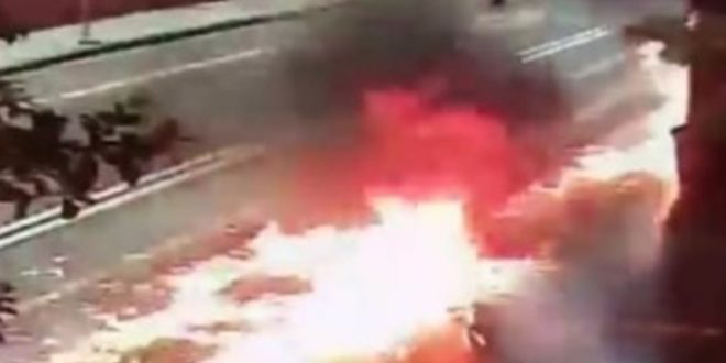 Video: Militantes encapuchados atacan con siete bombas molotov la sede de Gendarmería