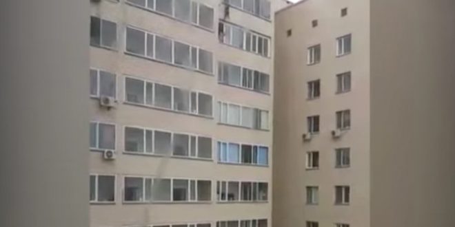 VIDEO: Un niño cae del piso 10 y es salvado por un vecino que lo agarra en plena caída