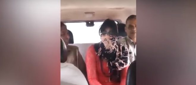 VIDEO: Una policía india golpea en la cara a una mujer por tener un novio musulmán